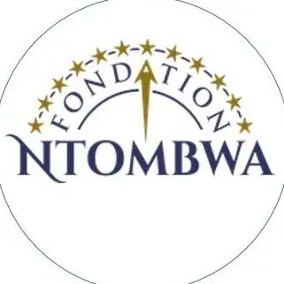Logo de la Fondation Ntombwa avec texte bleu, flèche dorée et arc d'étoiles dorées.